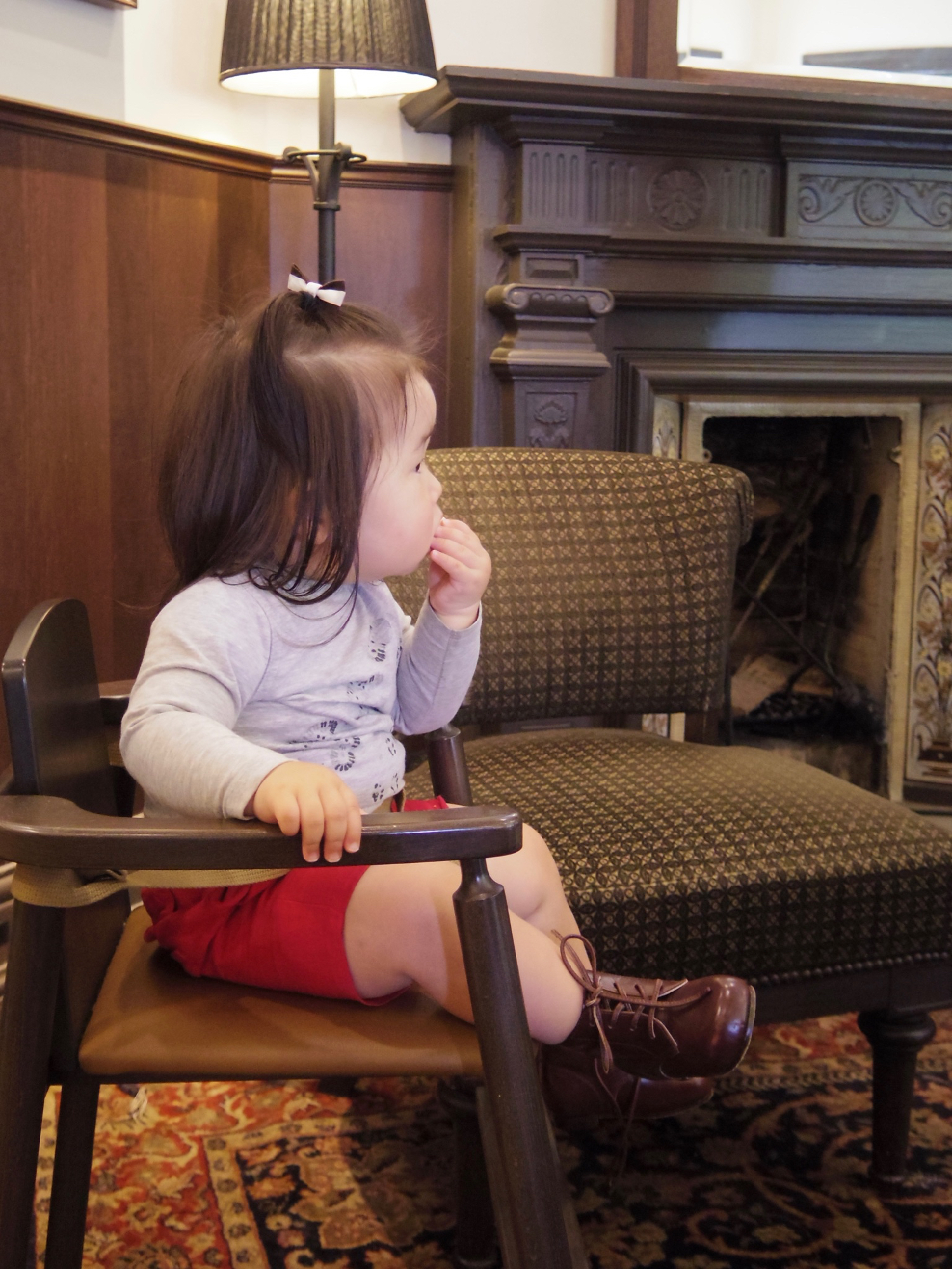 革製ファーストシューズ　グレーのカットソーと赤のハーフパンツを着て